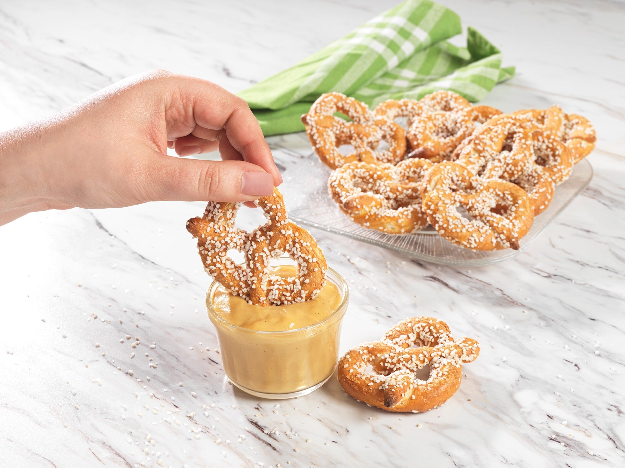 LUDLOW ポーチM (Pretzel) extra-salty-pretzels-counter-